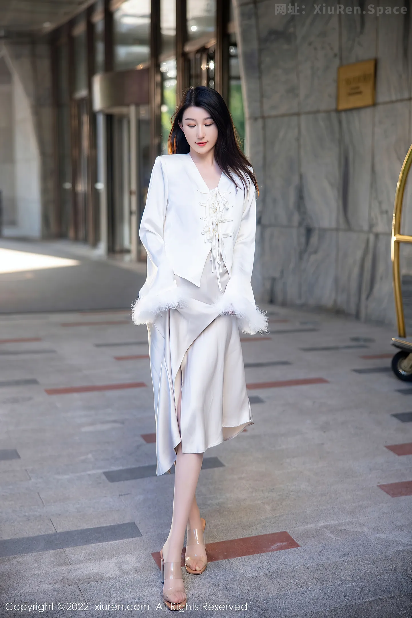 图片[4]-[XiuRen秀人网] VOL.5734 新人模特薇薇酱都市丽人脱白色套装露红色蕾丝内衣撩人诱惑写真87P-秀人网官方网站